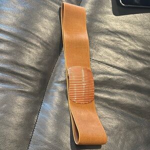 Stylish Tan Men's Belt with Textured Buckle